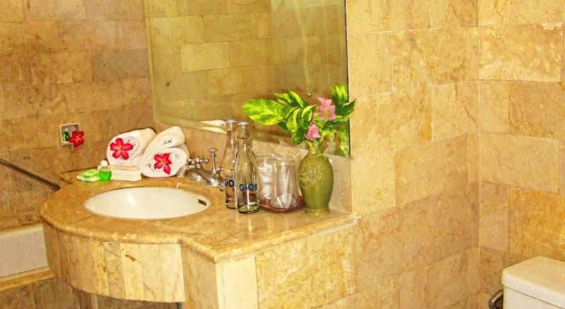 קוטה לומבוק Hotel Ratna מראה חיצוני תמונה